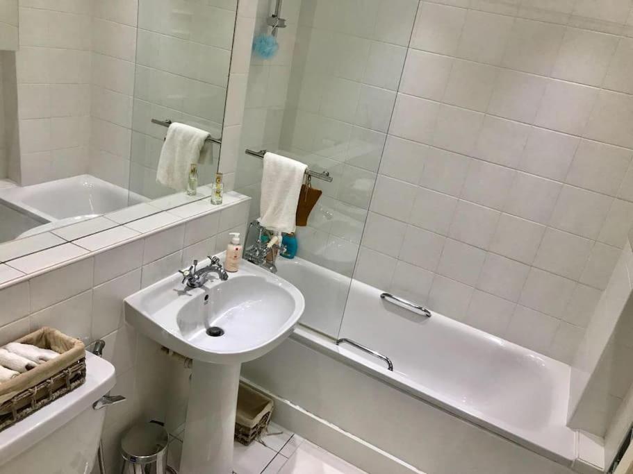 Апартаменты Stunning 2 Bed/2Bath Flat In Heart Of Kensington Лондон Экстерьер фото