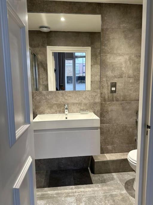 Апартаменты Stunning 2 Bed/2Bath Flat In Heart Of Kensington Лондон Экстерьер фото